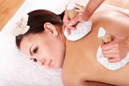 Массаж травяными мешочками в домашних условиях