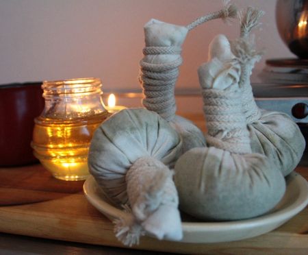 Массаж травяными мешочками в домашних условиях