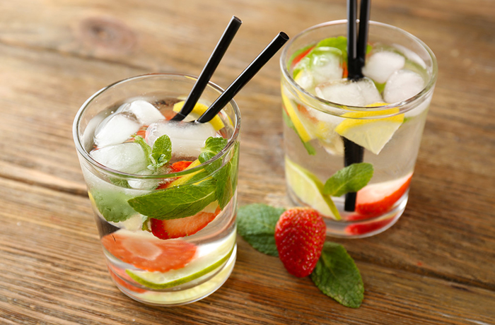 Летний напиток для похудения — детокс вода со свежей клубникой и мятой