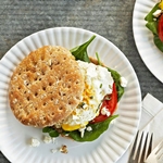 Средиземноморский завтрак: сэндвич с помидором, яйцом и сыром Фета