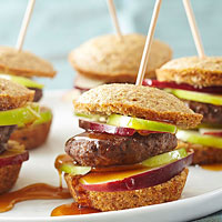 Диетический завтрак: сэндвич из кукурузного маффина с котлетой из индейки