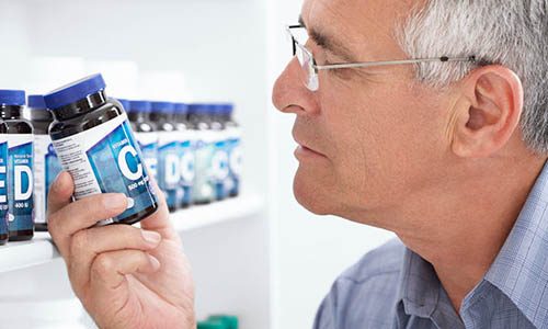 Какие витамины для пожилых женщин и мужчин особенно важны?