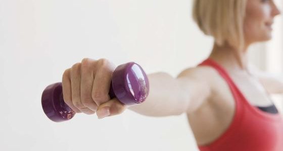 Домашние упражнения с гантелями для женщин: видео